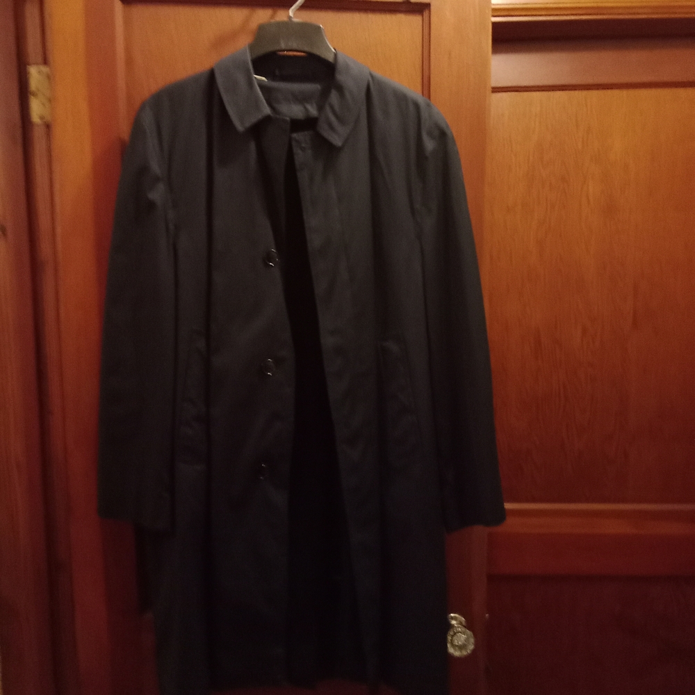 Men's Black Trench Coat with Classic Design